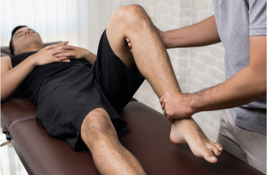 paciente realizando fisioterapia de rodilla