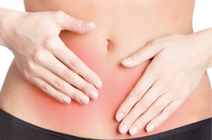 persona dolorida tomandose la zona abdominal
